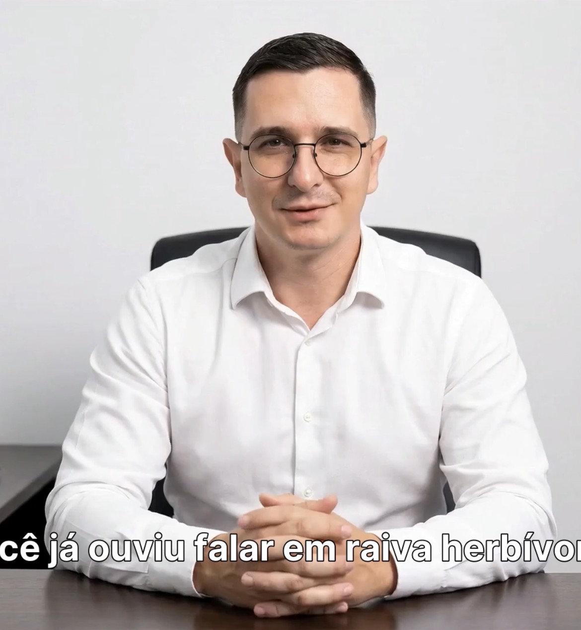 Dr. Gelson de Oliveira em ambiente clínico
